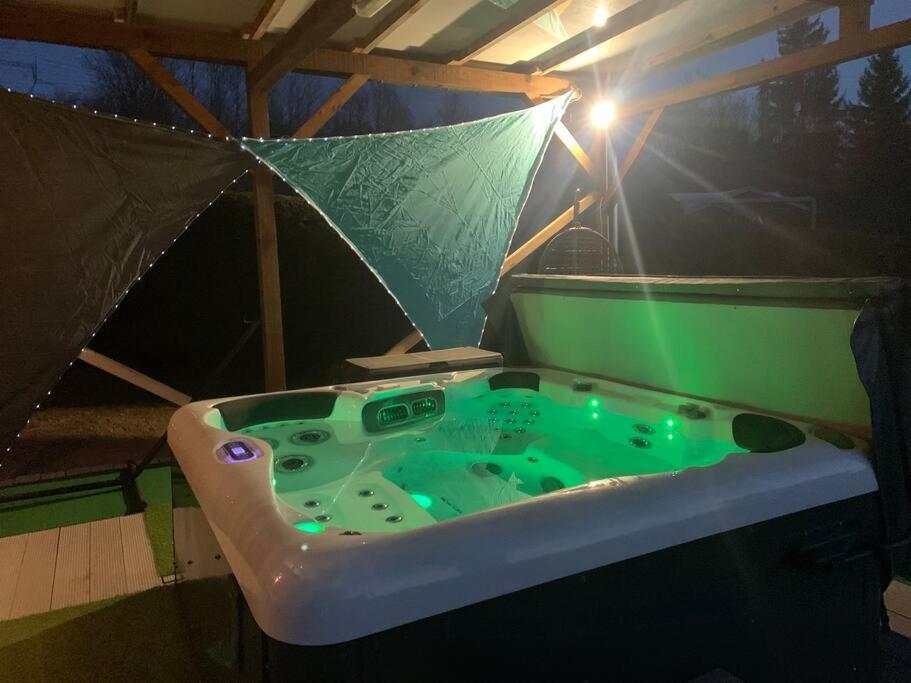 Chalet 2 Personnes Avec Jacuzzi Et Piscine Saisonniere Partagee Corcieux Exterior foto