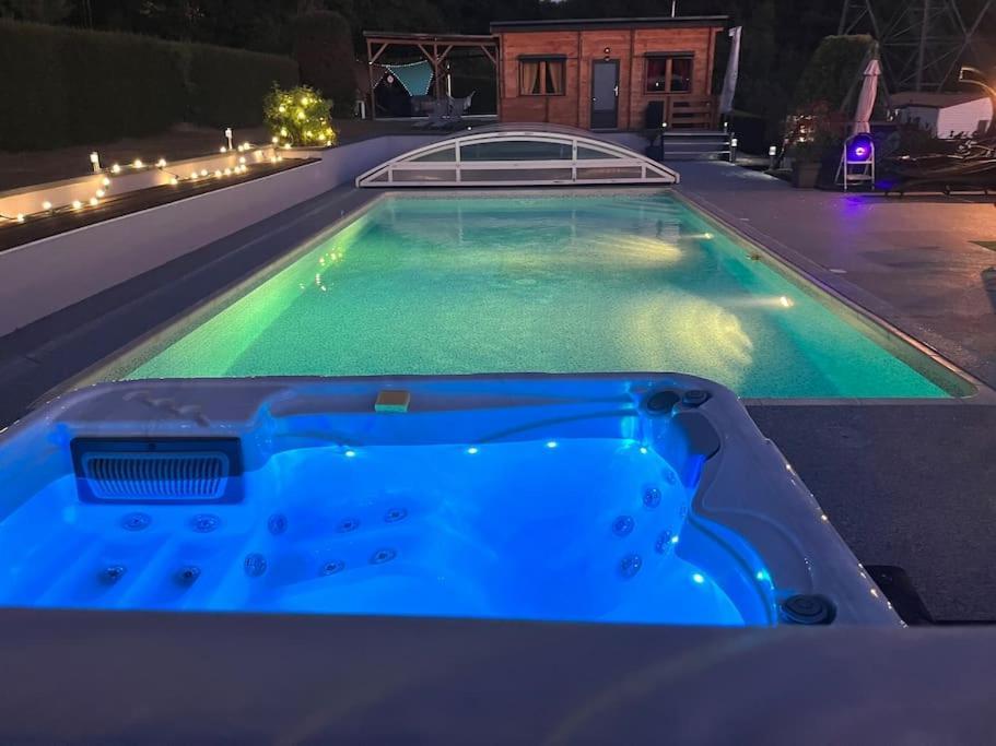 Chalet 2 Personnes Avec Jacuzzi Et Piscine Saisonniere Partagee Corcieux Exterior foto