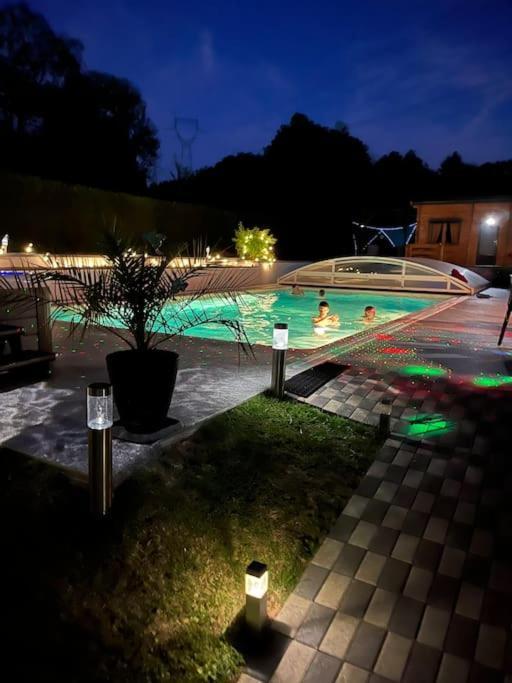 Chalet 2 Personnes Avec Jacuzzi Et Piscine Saisonniere Partagee Corcieux Exterior foto