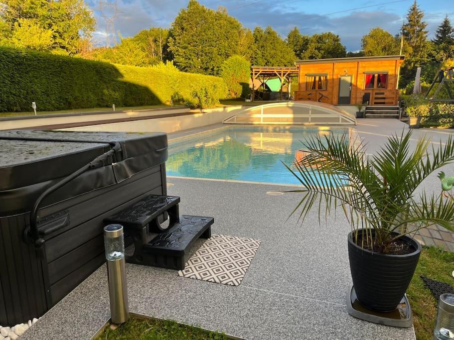 Chalet 2 Personnes Avec Jacuzzi Et Piscine Saisonniere Partagee Corcieux Exterior foto