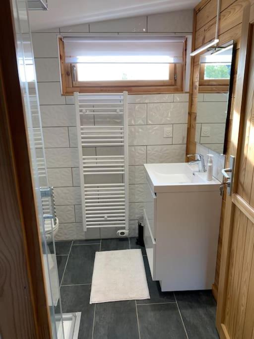 Chalet 2 Personnes Avec Jacuzzi Et Piscine Saisonniere Partagee Corcieux Exterior foto