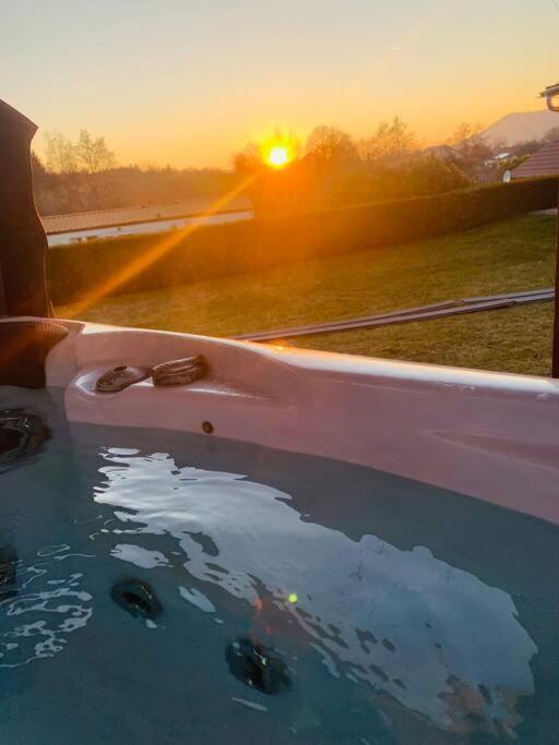 Chalet 2 Personnes Avec Jacuzzi Et Piscine Saisonniere Partagee Corcieux Exterior foto